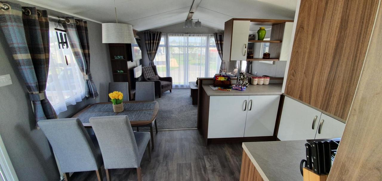 Rj Luxury Caravan Hire With Hot Tub Tattershall Exterior photo